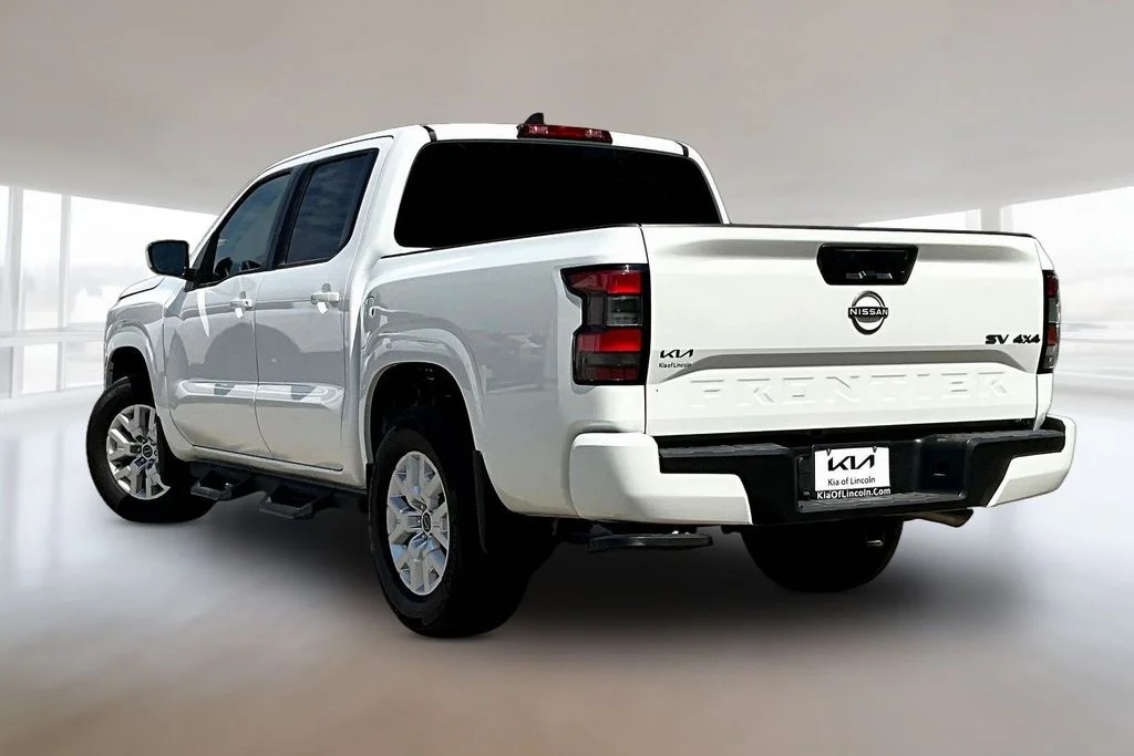 Used 2023 Glacier White Nissan SV image 4