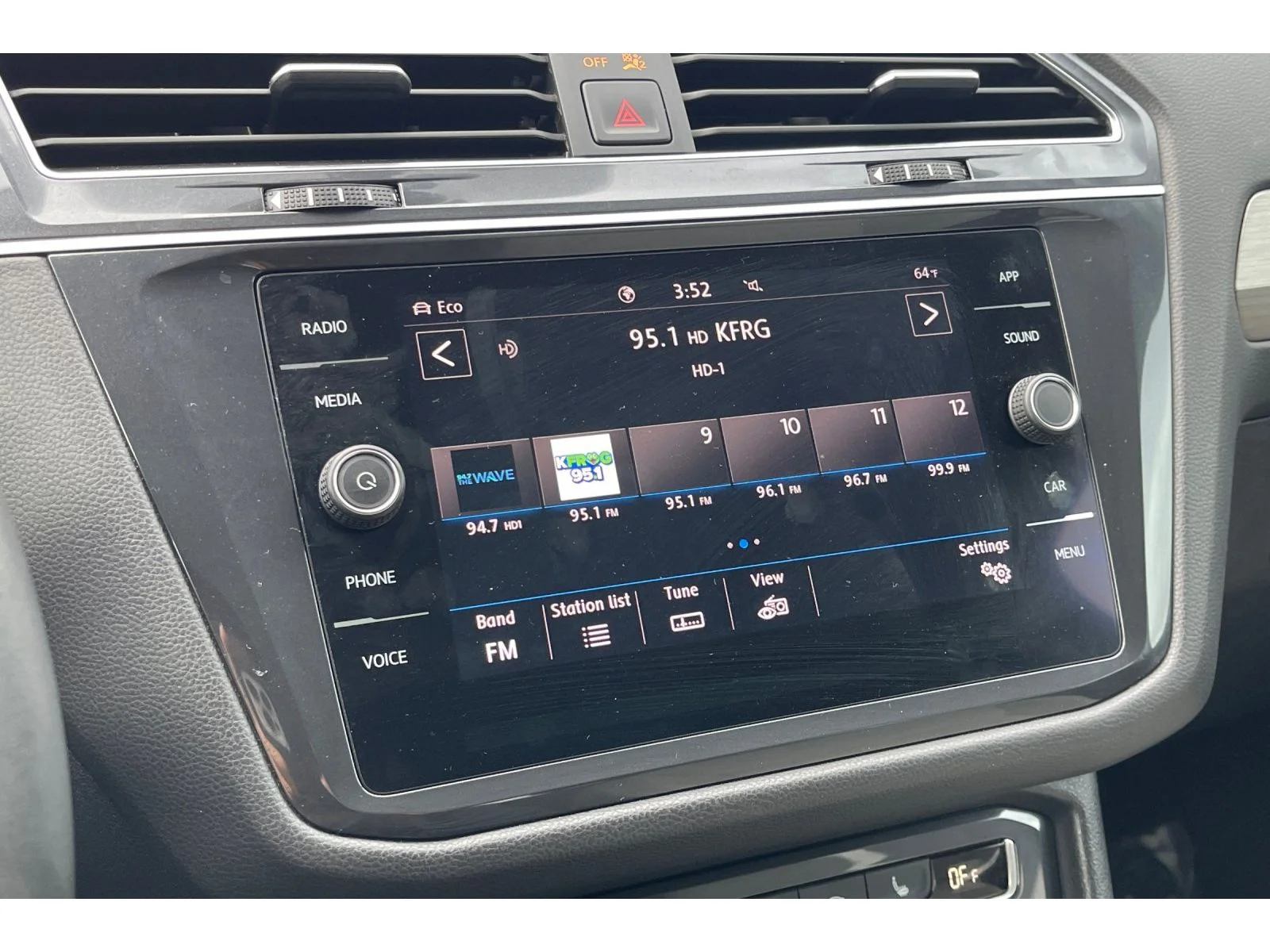 Used 2020 Platinum Gray Metallic Volkswagen SE image 26
