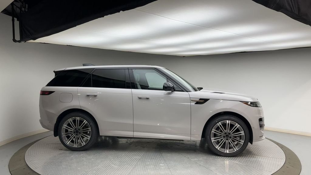 Used 2026 Borasco Grey Metallic Land Rover Dynamic SE image 9