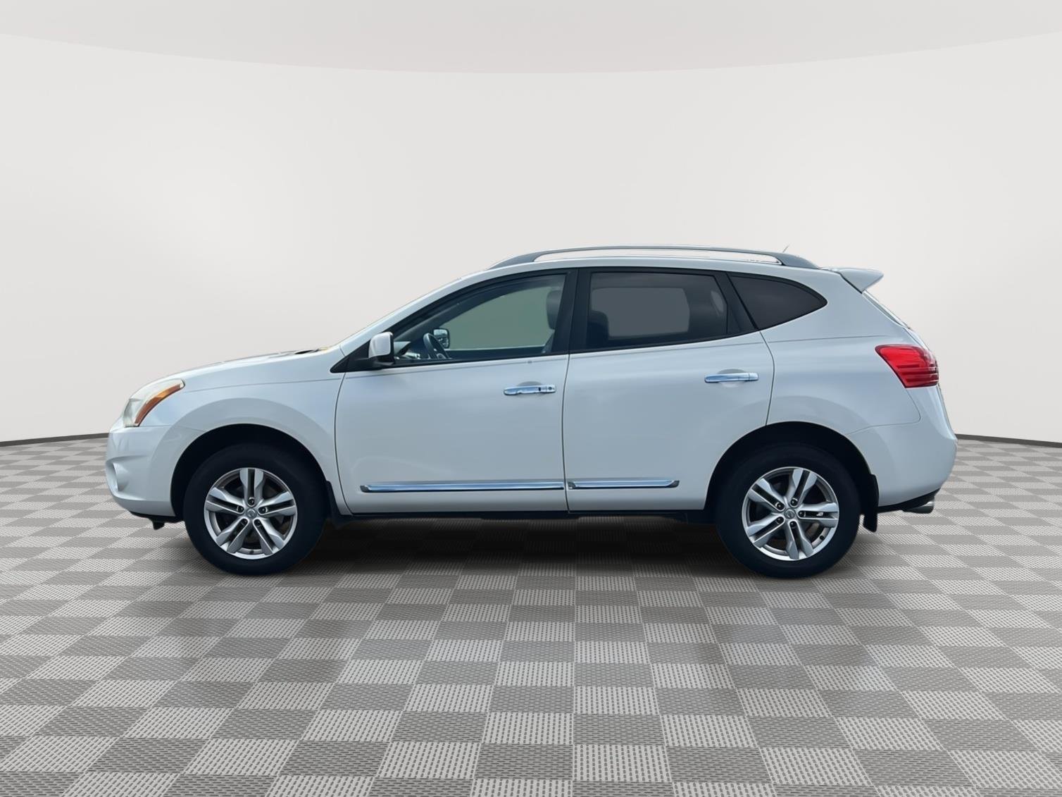 Used 2012 Pearl White Nissan SV image 3