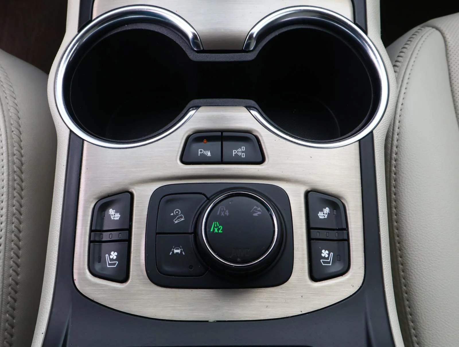 Used 2024 White Frost Tricoat GMC Denali image 23