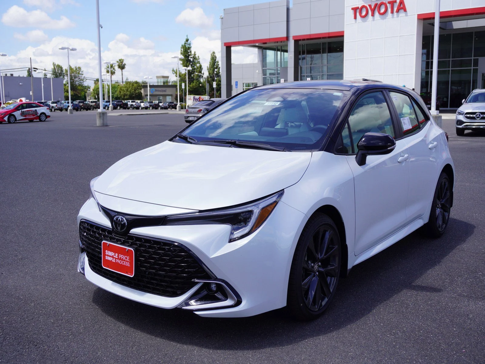 New 2026 Wind Chill Pearl/Midnight Black Metallic Toyota XSE image 7