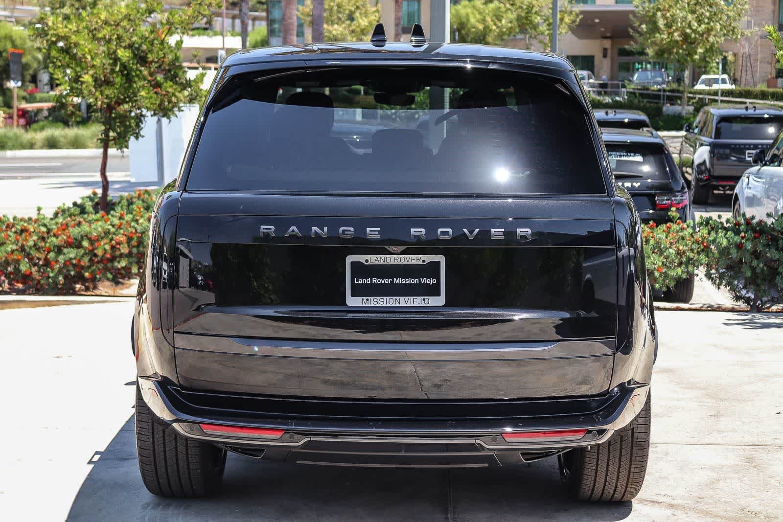 New 2026 Santorini Black Land Rover SE image 5