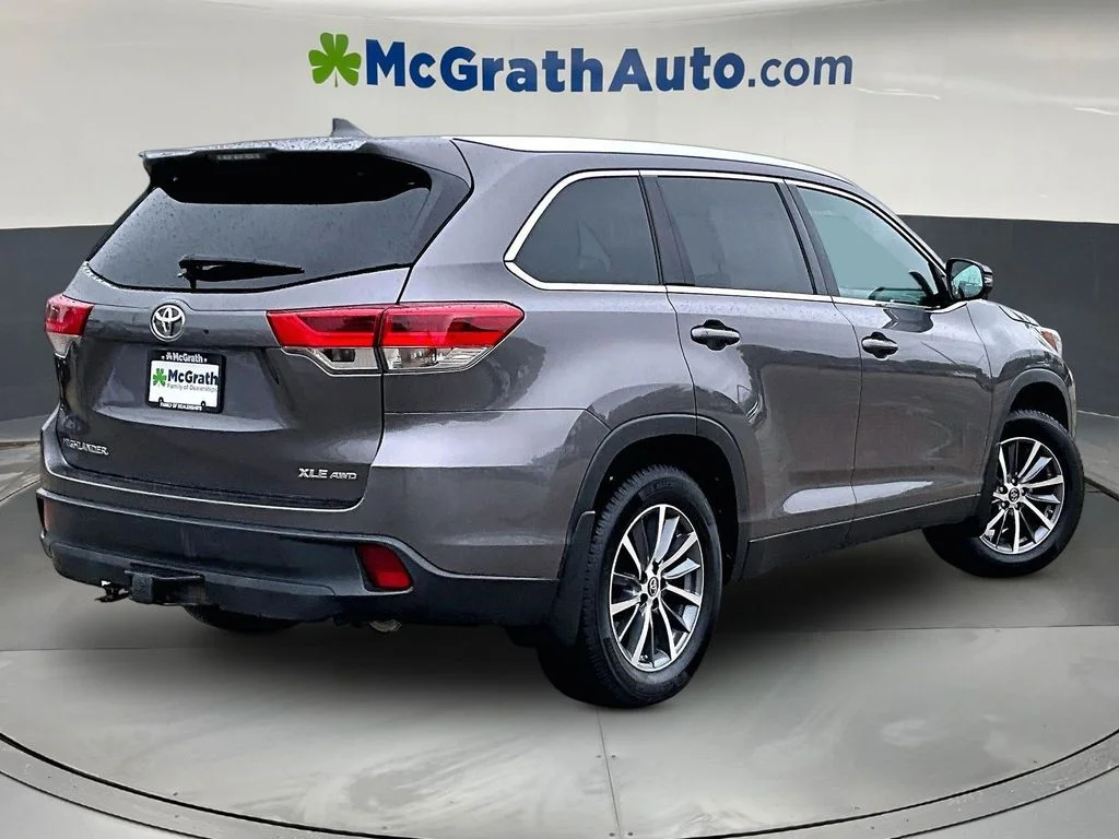 Used 2019 Gray Toyota XLE image 7
