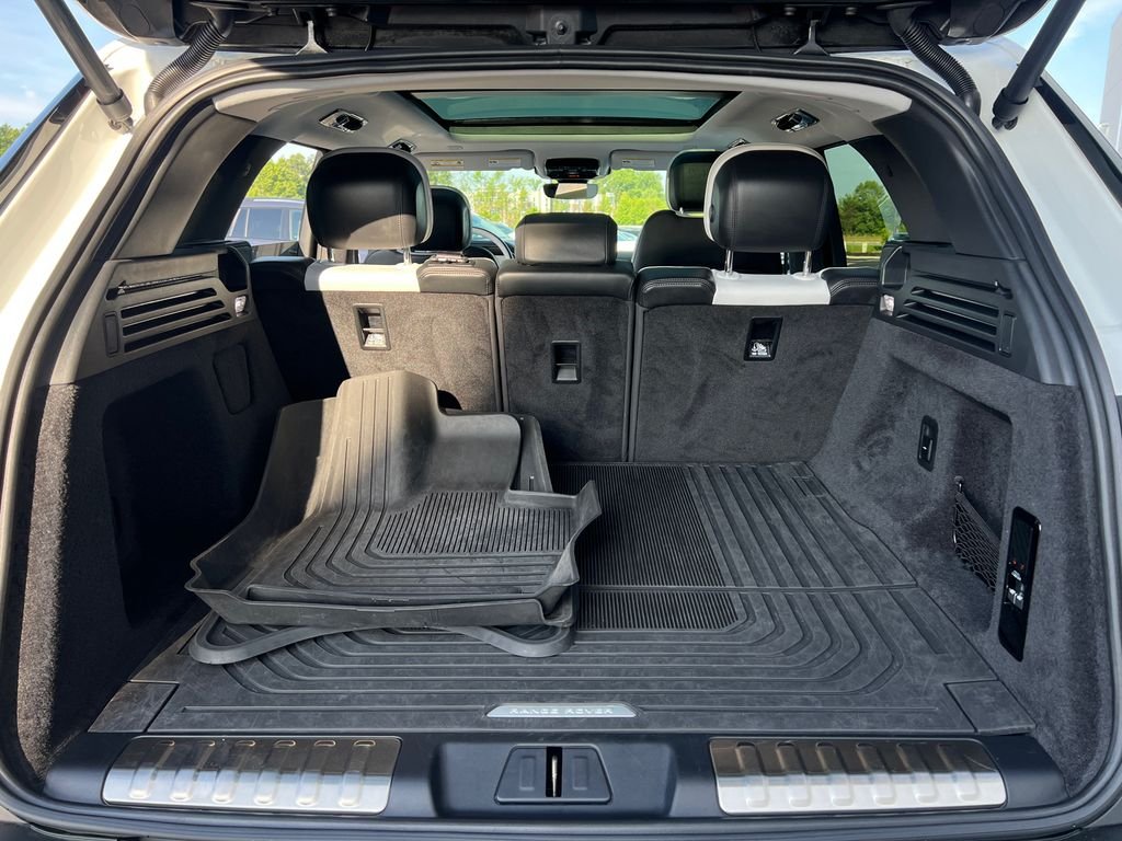 Used 2024 White Land Rover Dynamic SE image 7