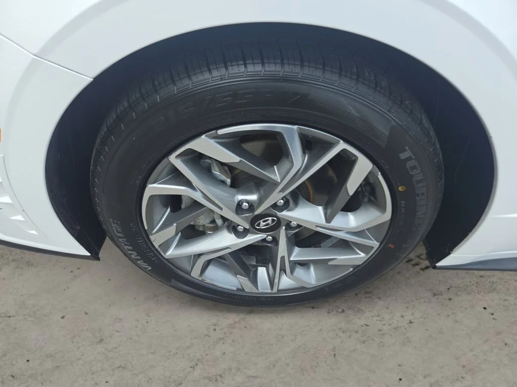 Used 2022 Gray Hyundai SEL image 9