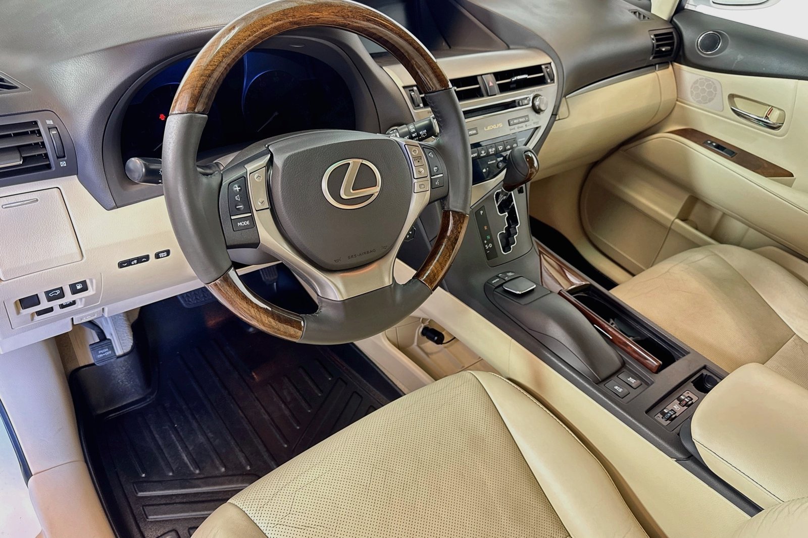 Used 2013 Starfire Pearl Lexus  image 9