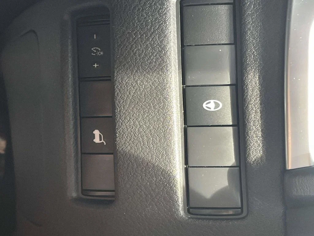 Used 2021 Gray Nissan SV image 27