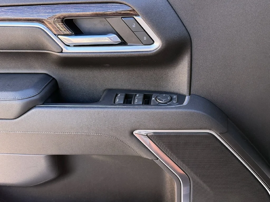 Used 2022 Silver GMC Elevation image 15