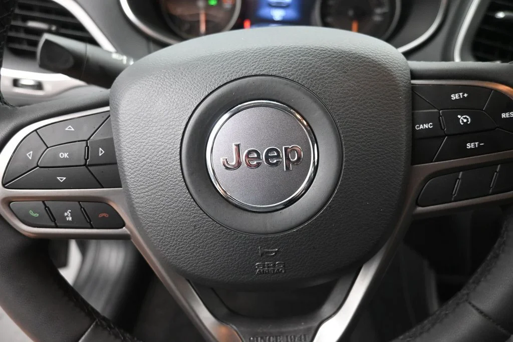 Used 2022 Gray Jeep Latitude Lux image 17