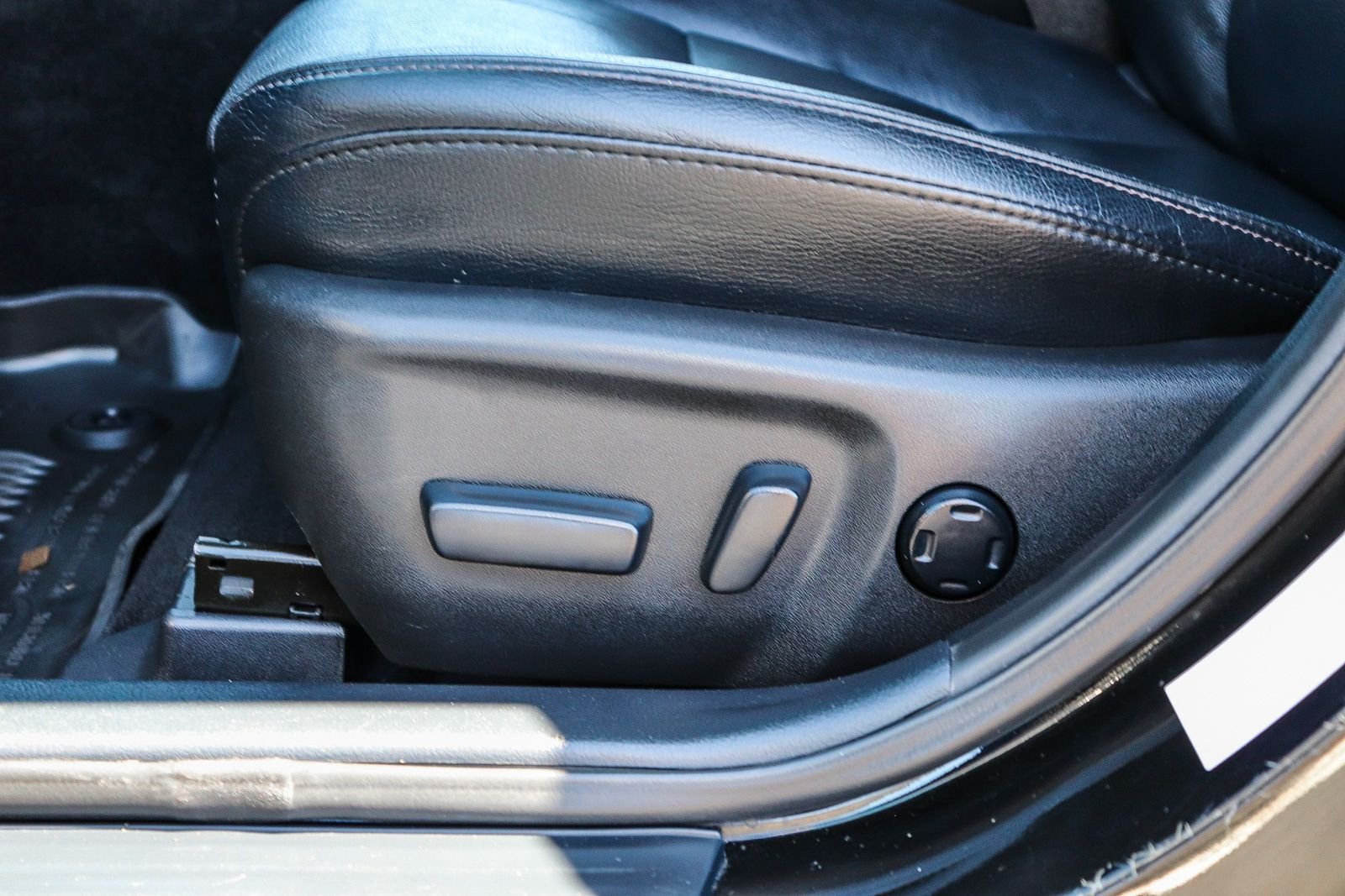 Used 2015 Attitude Black Toyota XLE image 27