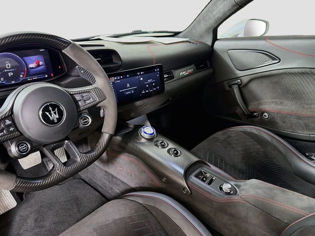 Used 2022 White Maserati Base image 24