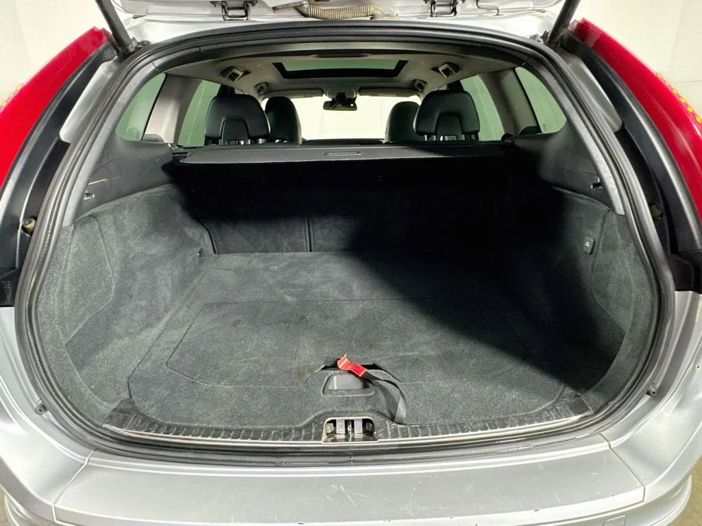 Used 2014 Silver Volvo  image 31
