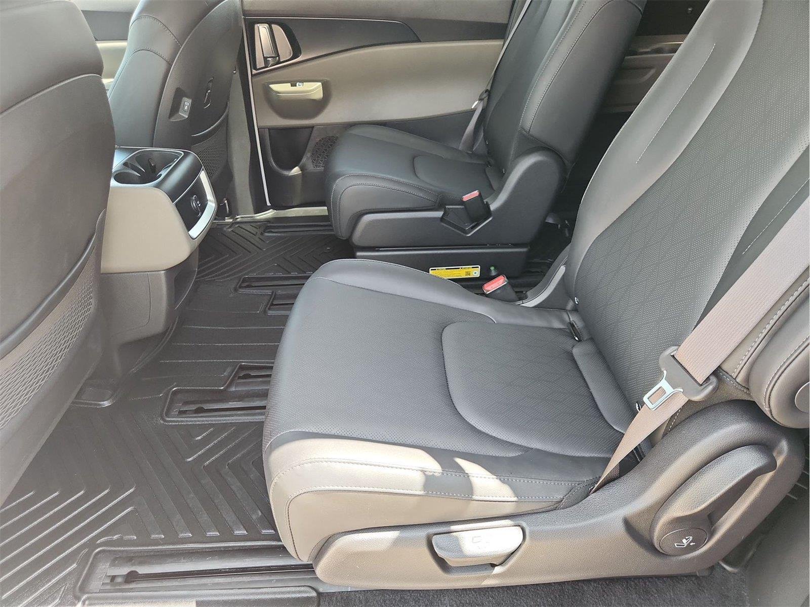 2025 Kia Carnival MPV photo 23 of 33