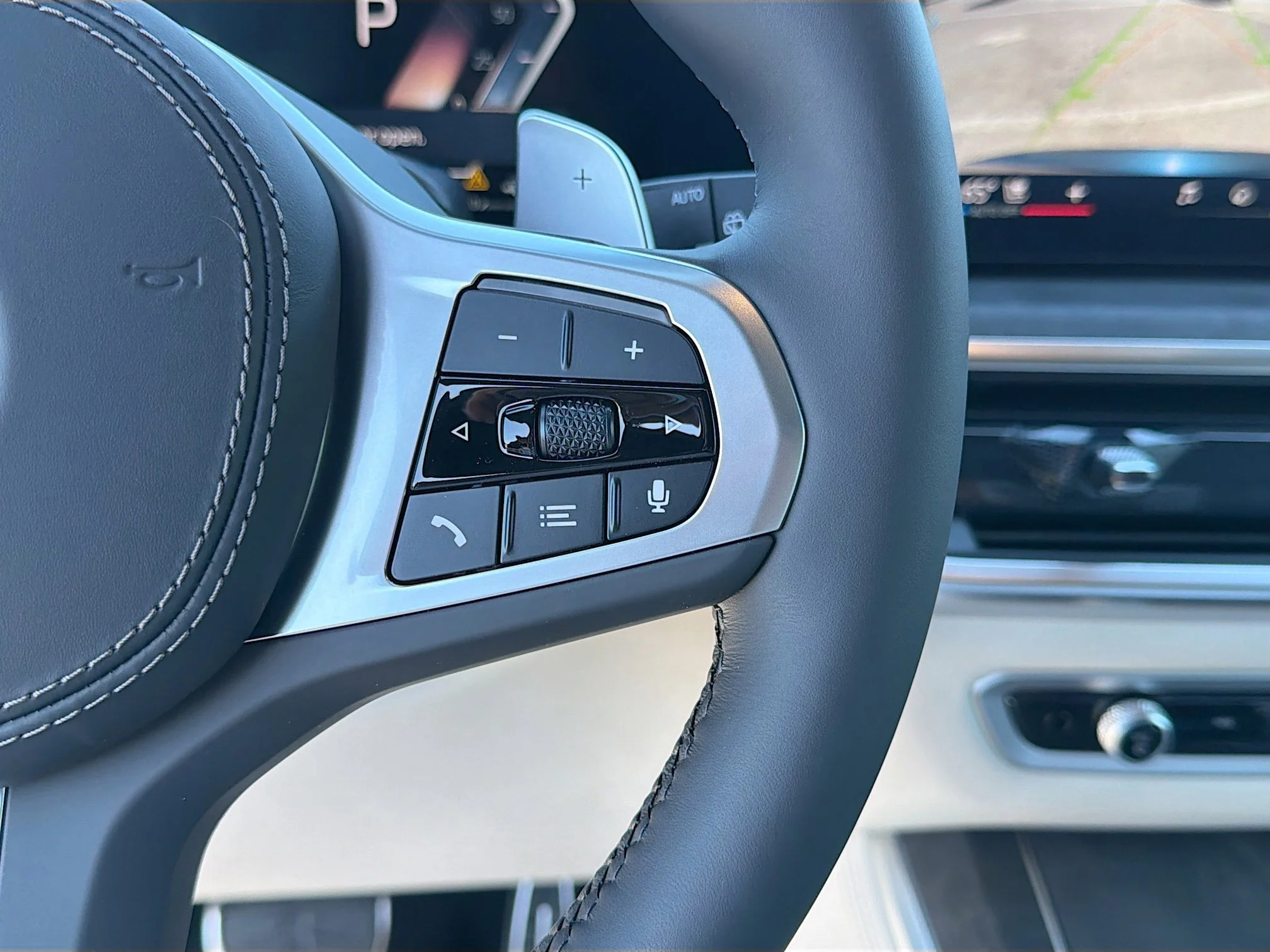 New 2026 Carbon Black Metallic BMW xDrive50e image 39