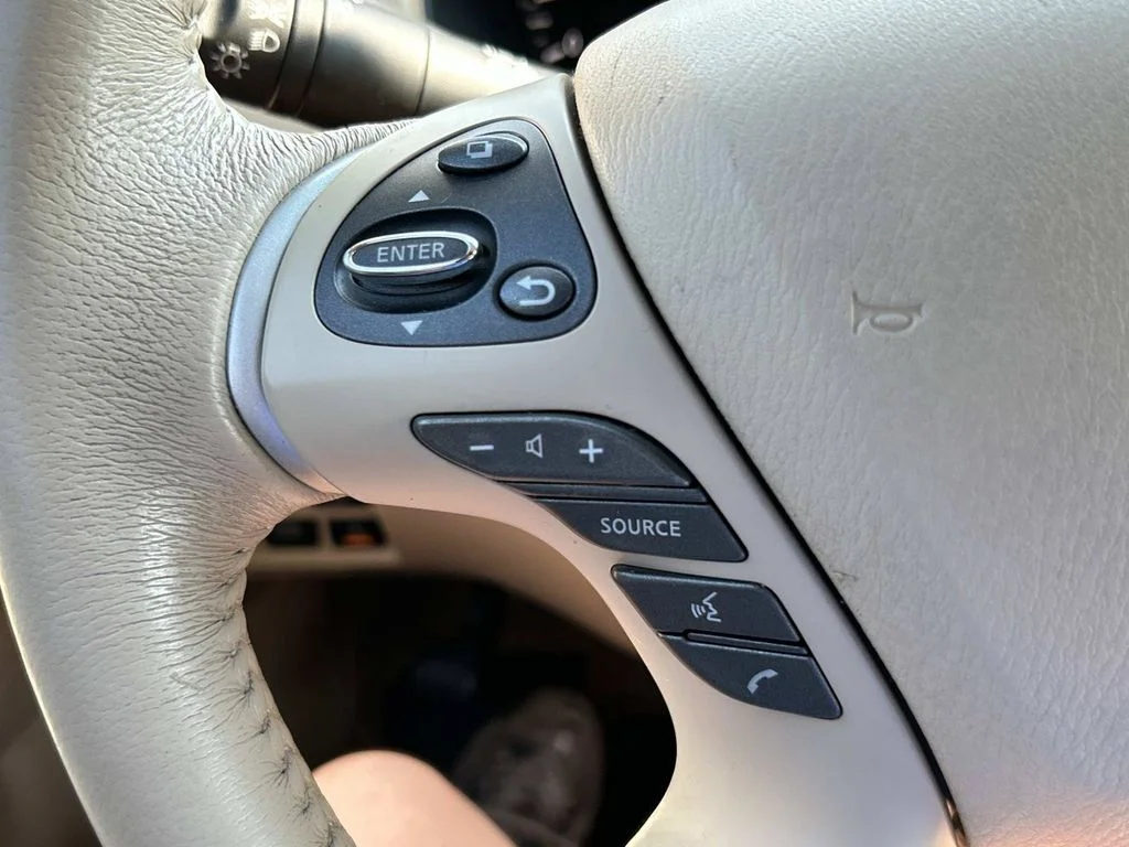 Used 2015 White Nissan SL image 30