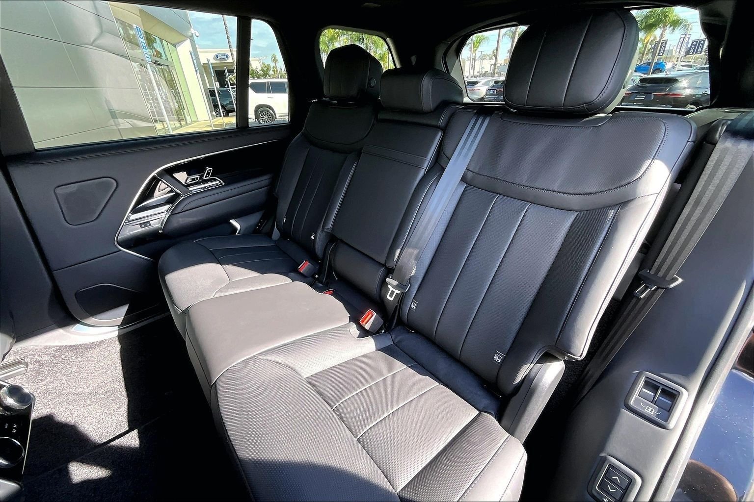 New 2026 Santorini Black Land Rover SE image 10