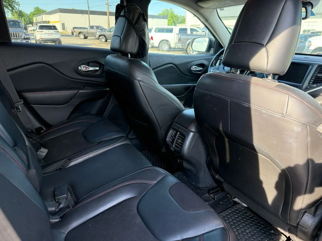 Used 2015 Red Jeep Trailhawk image 8