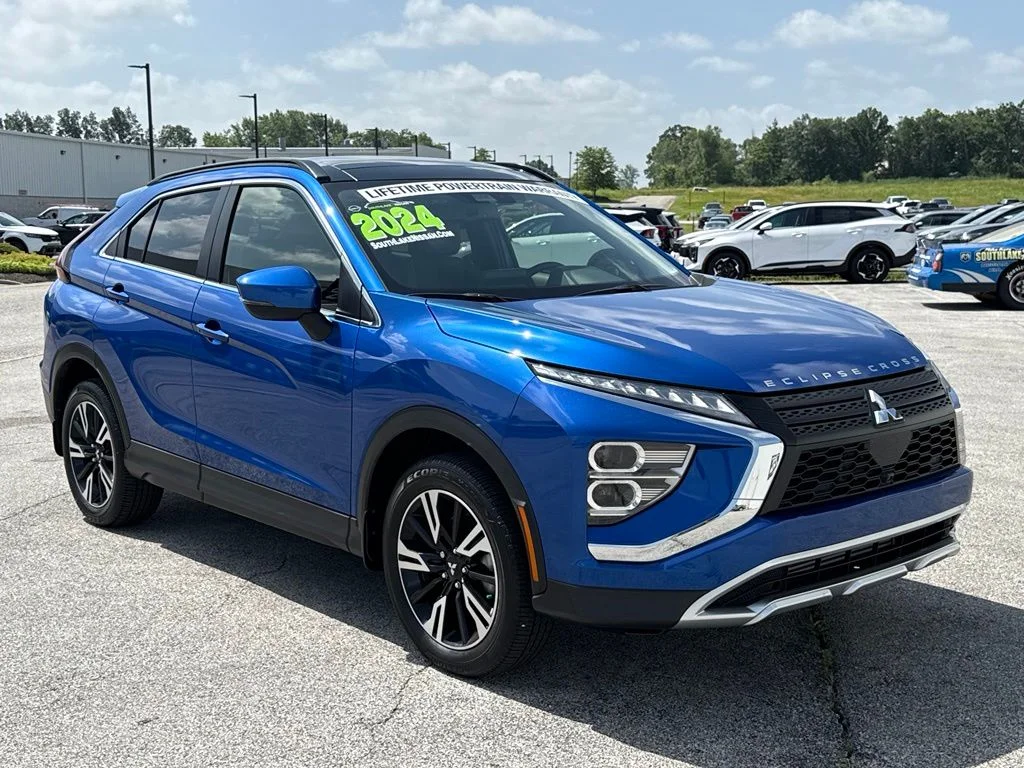 Used 2024 Blue Mitsubishi SE image 11