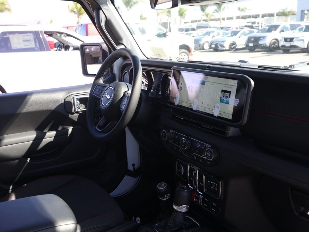 New 2026 Bright White Clear-Coat Exterior Paint Jeep Rubicon image 19