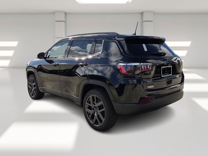 New 2026 Diamond Black Crystal Pearl-Coat Exterior Paint Jeep LATITUDE ALTITUDE 4X4 image 3