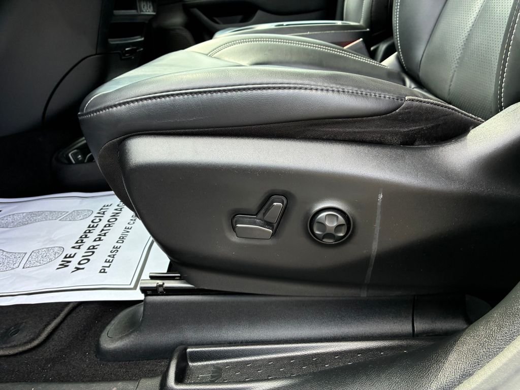 Used 2023 White Chrysler Touring L image 9