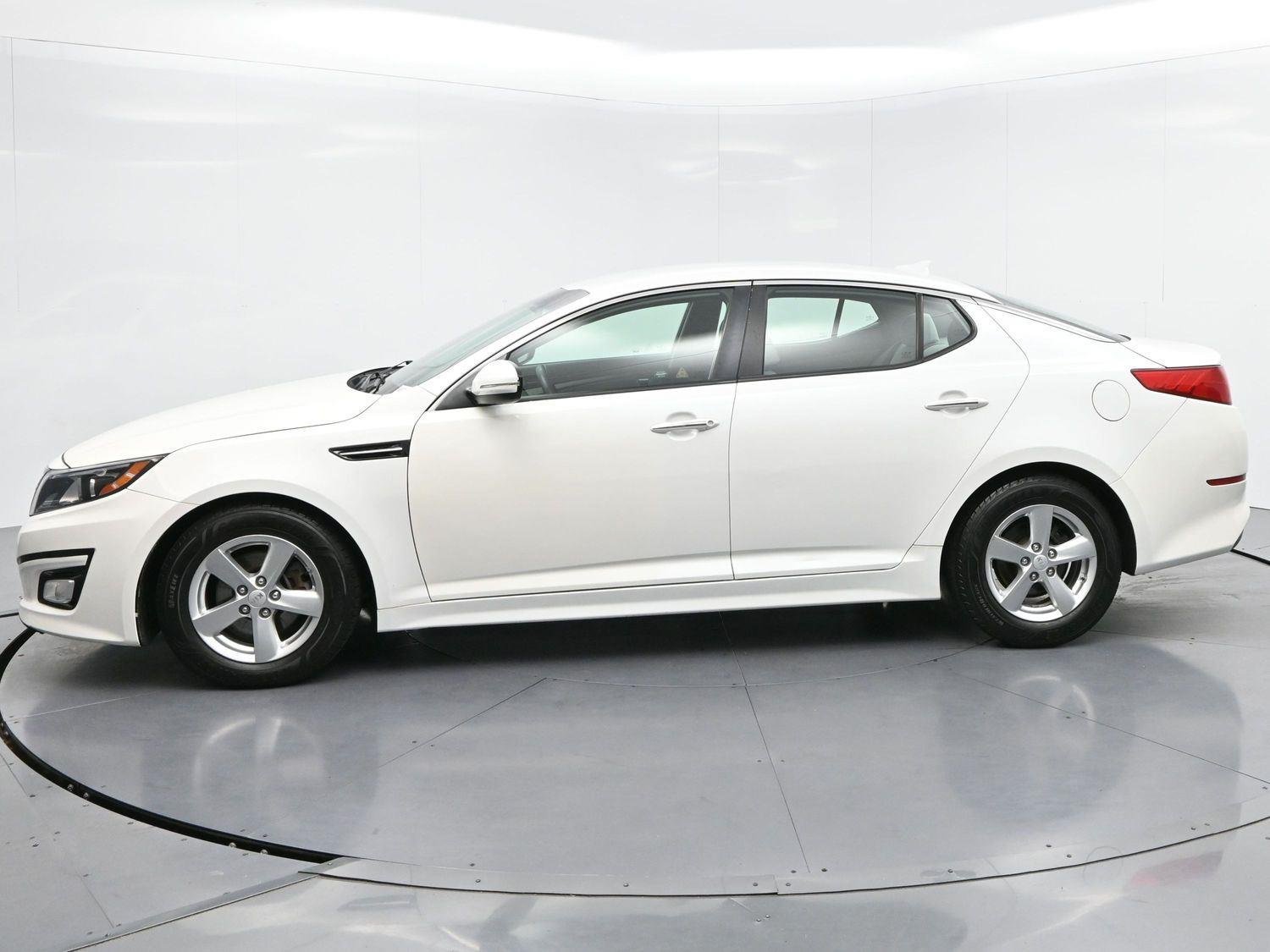 Used 2015 Snow White Pearl Kia LX image 4