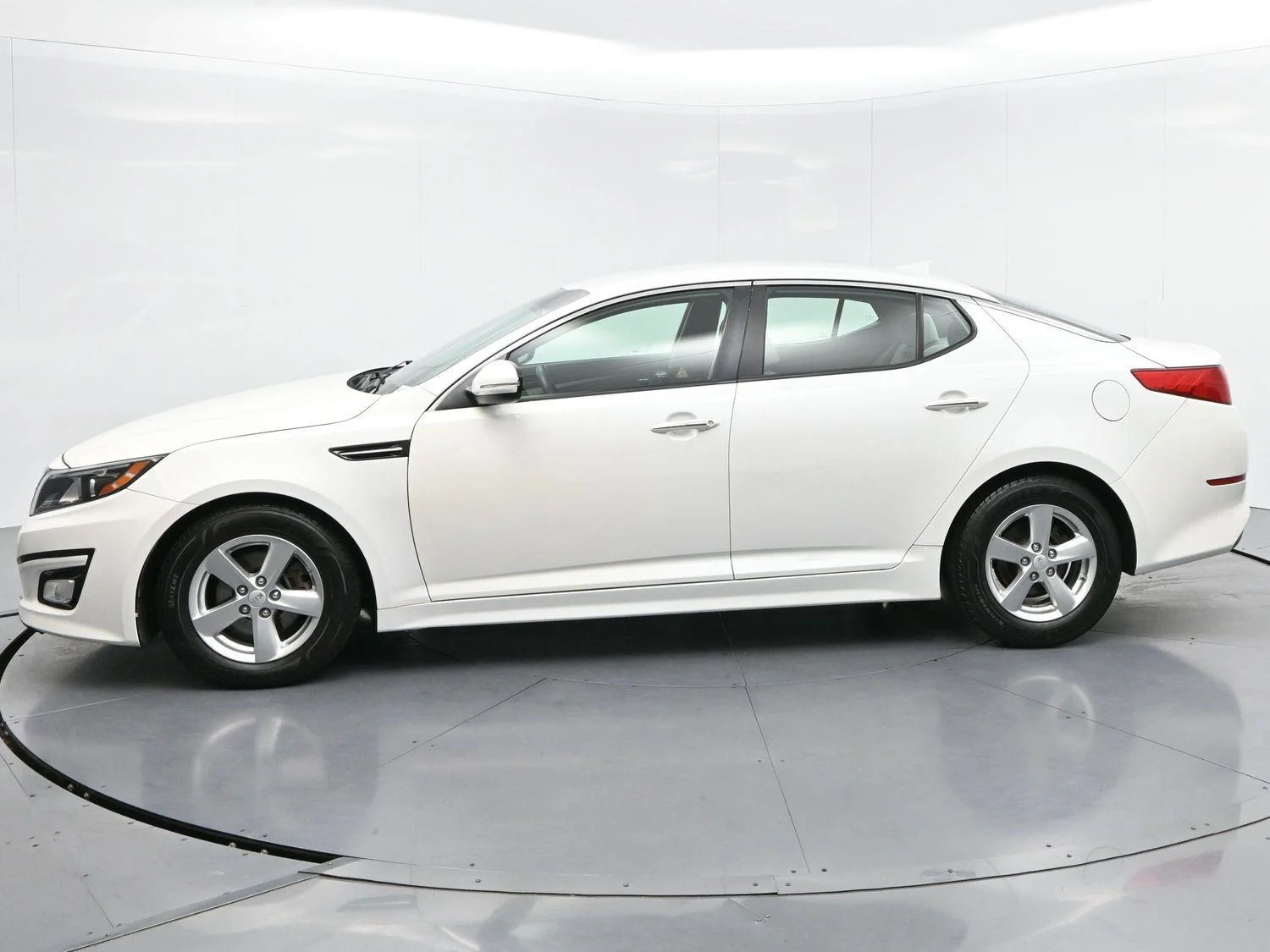 Used 2015 Snow White Pearl Kia LX image 4