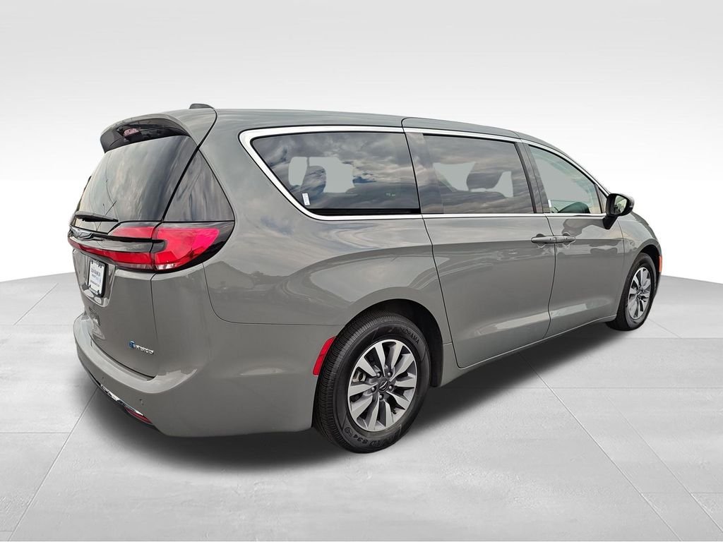 Used 2023 White Chrysler Touring L image 5