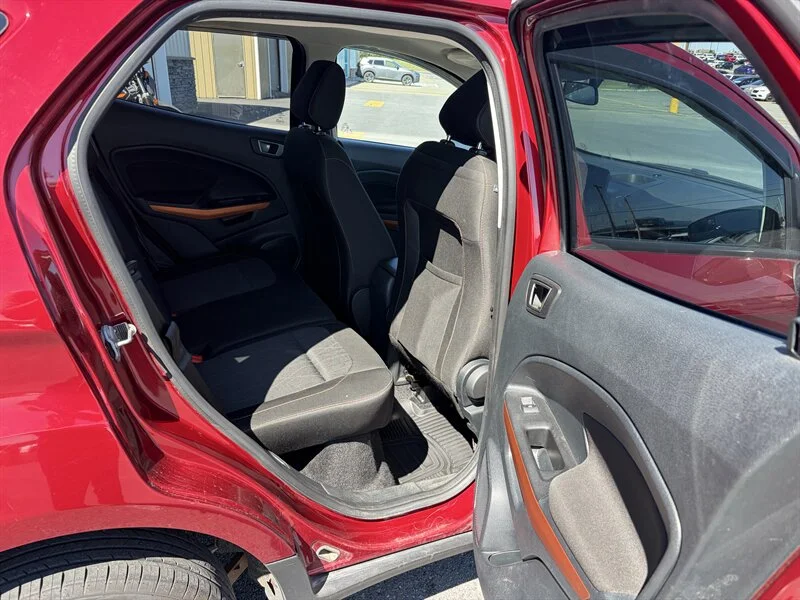Used 2021 Red Ford SE image 16