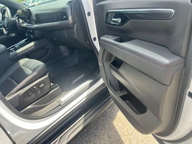 Used 2025 Iridescent Pearl Tricoat Chevrolet RST image 21