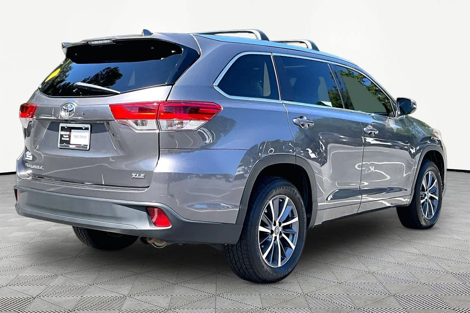 Used 2018 Predawn Gray Mica Toyota XLE image 13