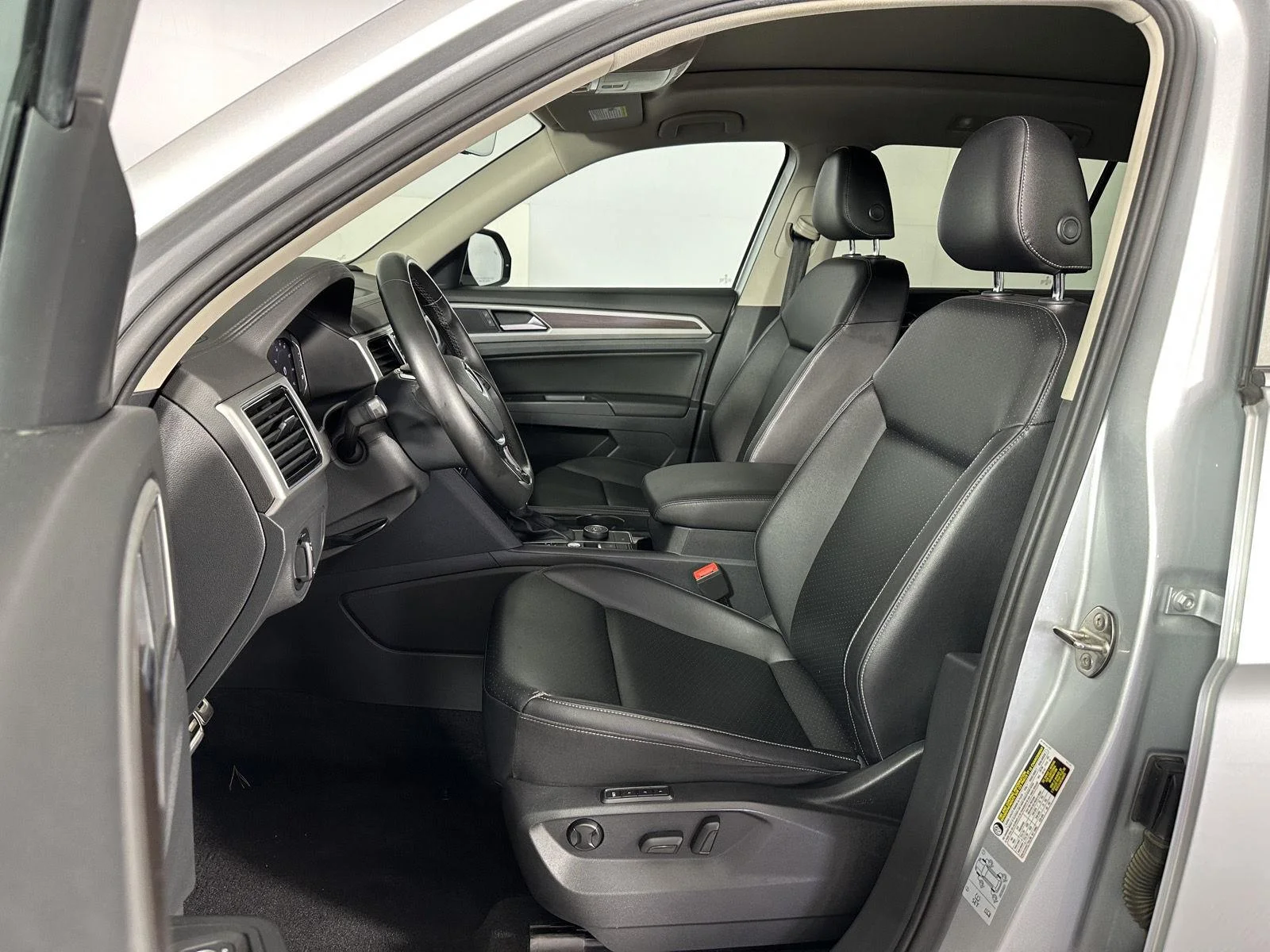 Used 2019 Platinum Gray Metallic Volkswagen 3.6L V6 SEL R-Line image 11