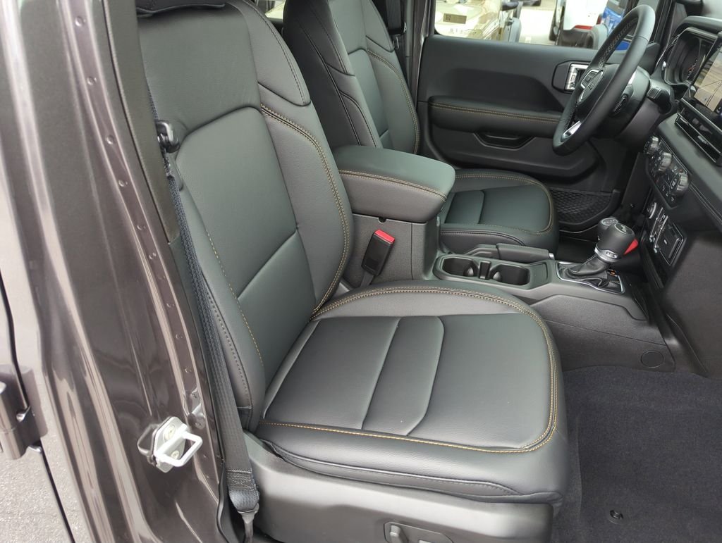 New 2026 Granite Crystal Metallic Clear-Coat Exterior Paint Jeep Sahara image 34