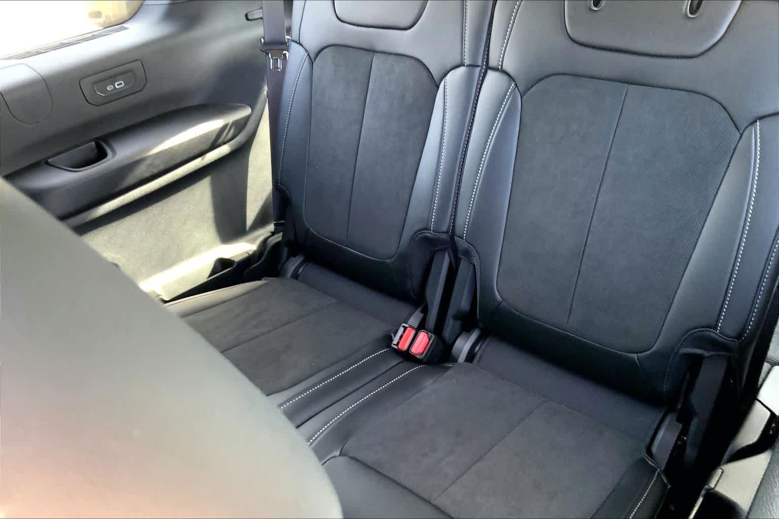 New 2026 Bright White Clear-Coat Exterior Paint Jeep Laredo Altitude image 17