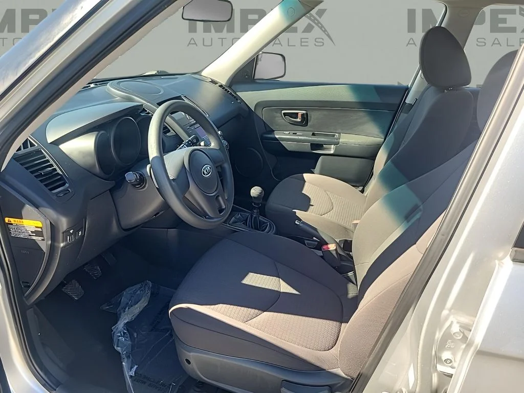 Used 2010 Silver Kia Base image 4