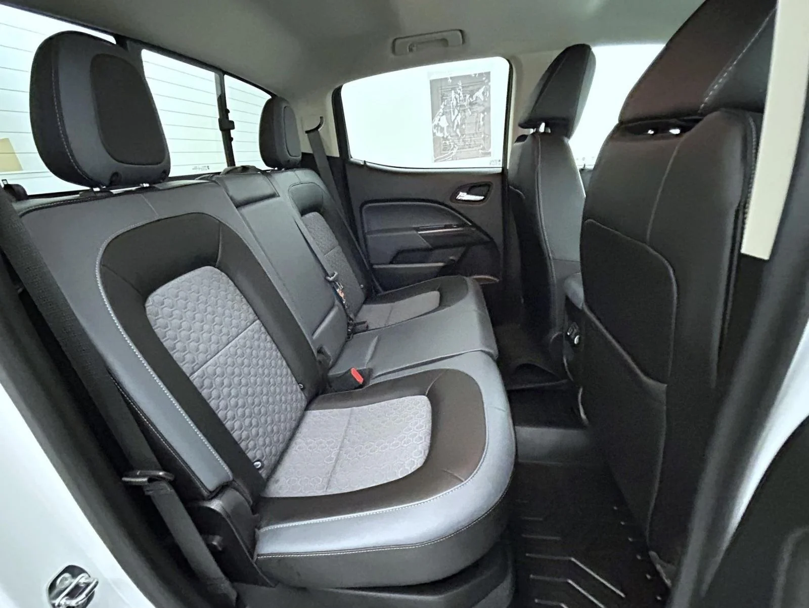 Used 2022 White Chevrolet Z71 image 18