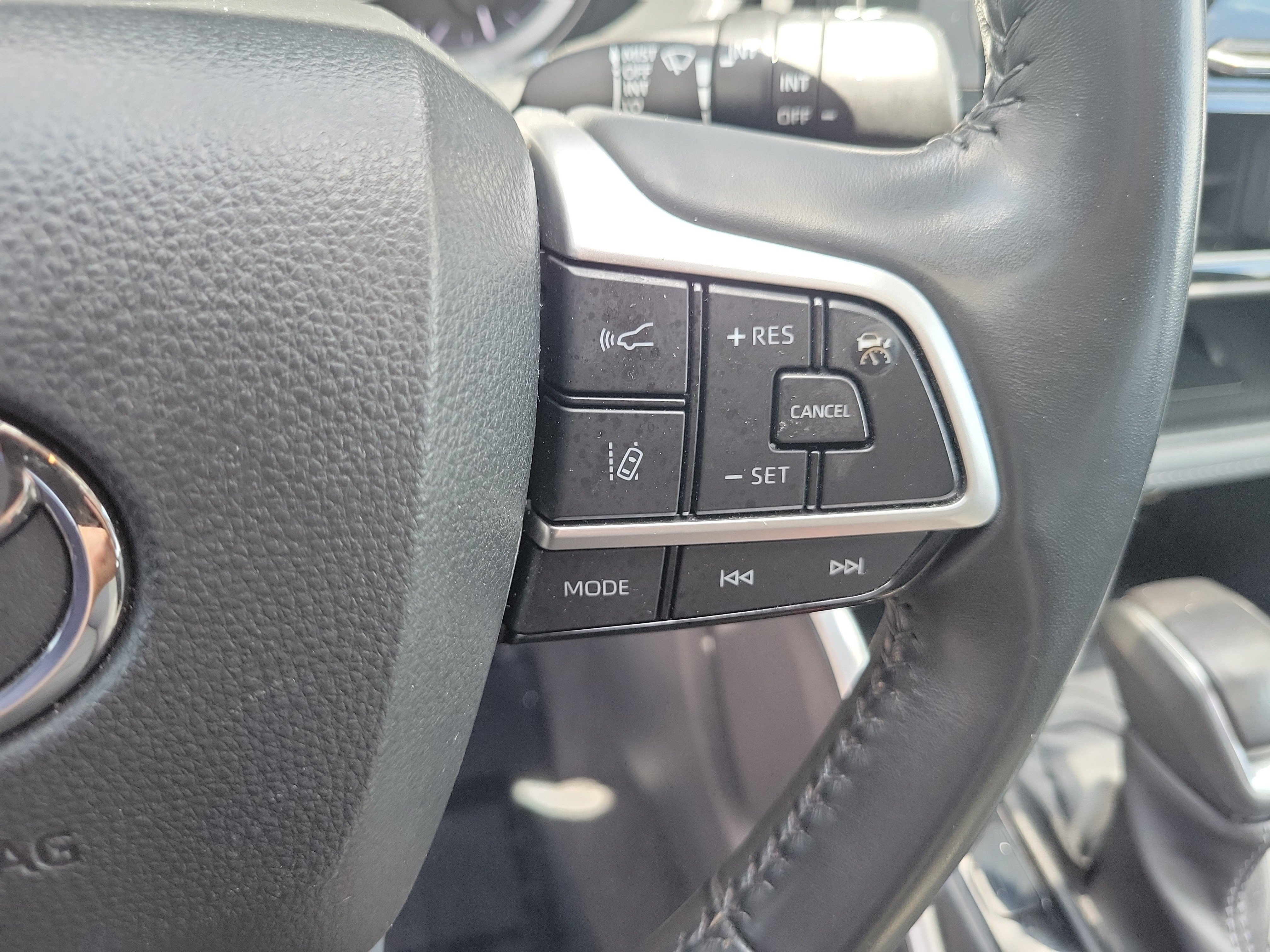 Used 2020 Billet Silver Metallic Clearcoat Jeep Altitude image 31