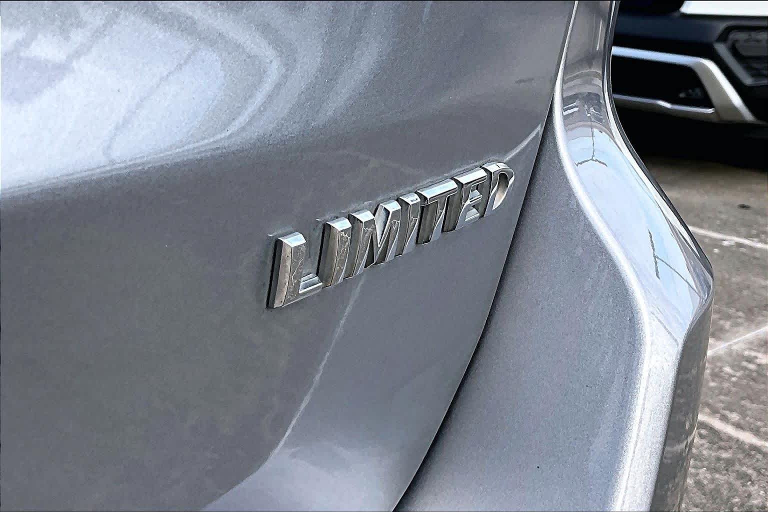 Used 2017 Billet Silver Metallic Clearcoat Jeep Limited image 10