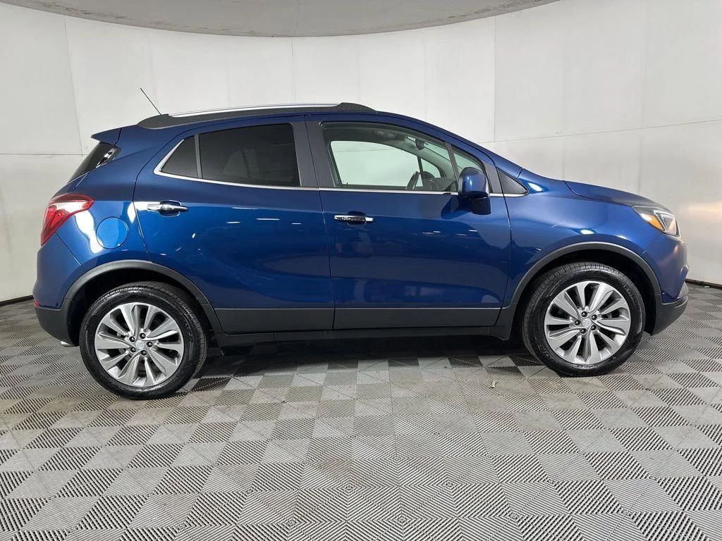 Used 2020 Azure Buick Preferred image 17