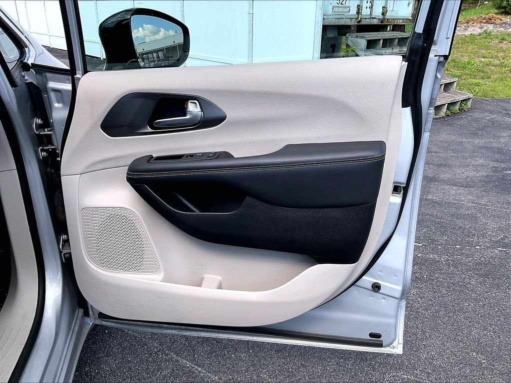 Used 2024 Silver Mist Clearcoat Chrysler Touring L image 12