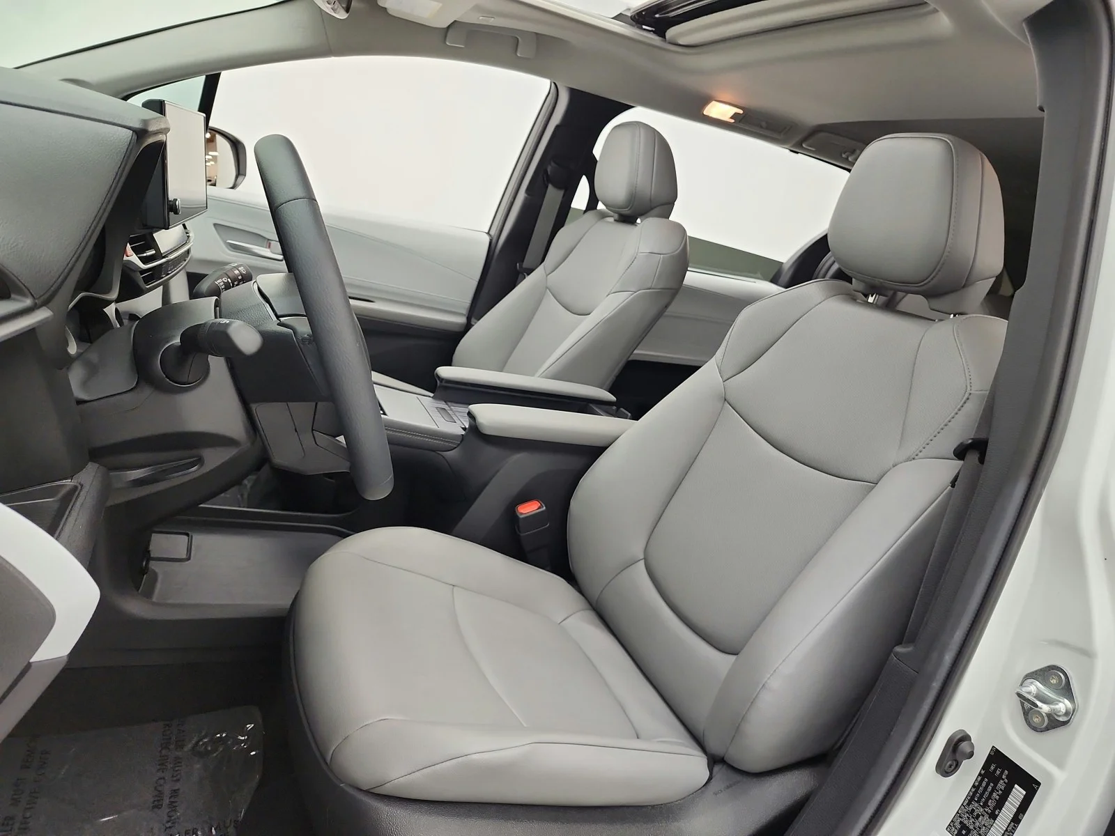 Used 2025 Wind Chill Pearl Toyota XLE AWD 7-Passenger (Natl) image 10