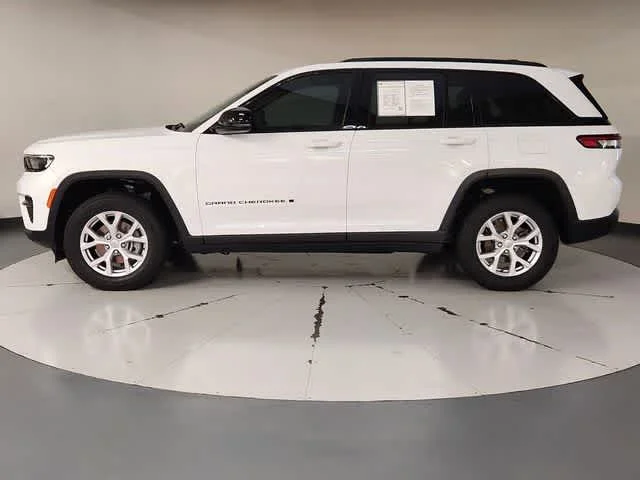 Used 2024 Bright White Clearcoat Jeep Altitude X image 5