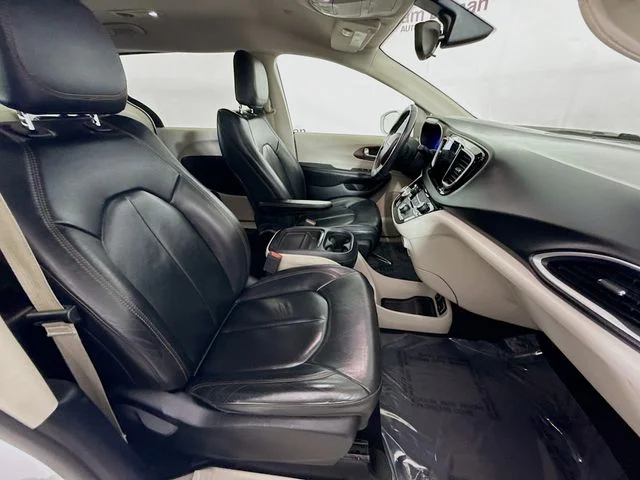 Used 2017 White Chrysler Touring L image 27