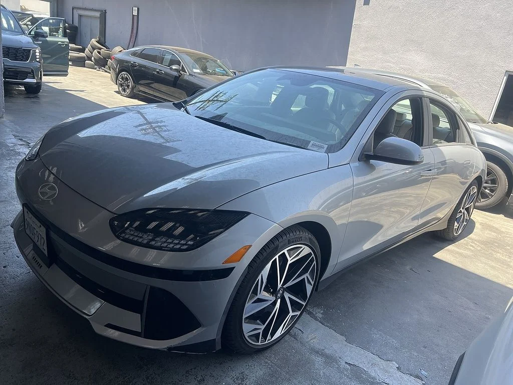 Used 2024 Silver Hyundai SEL image 2