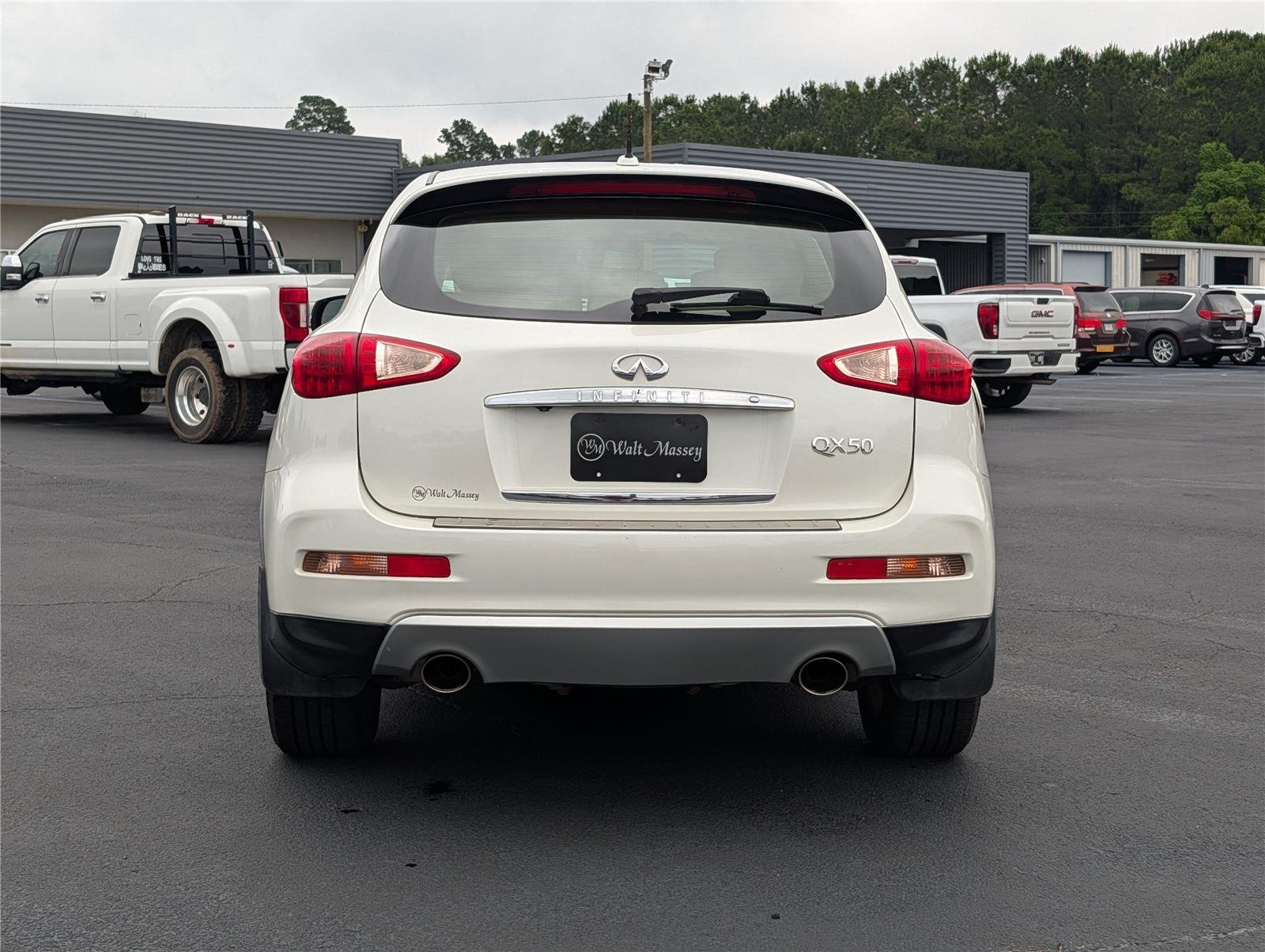 Used 2017 Majestic White INFINITI RWD image 4