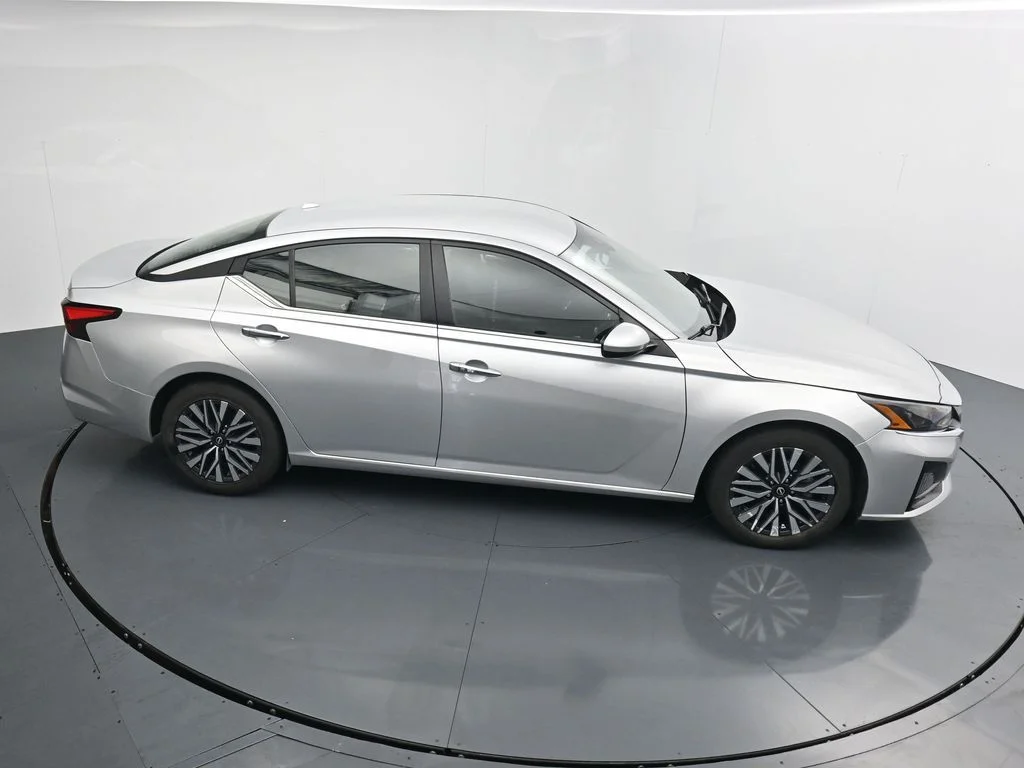 Used 2024 Silver Nissan 2.5 SV image 28