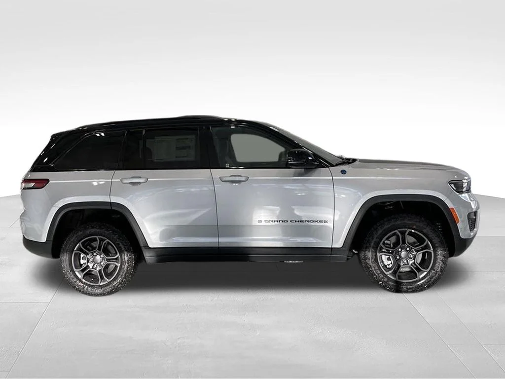 New 2024 Silver Zynith Exterior Paint Jeep Trailhawk 4xe image 3