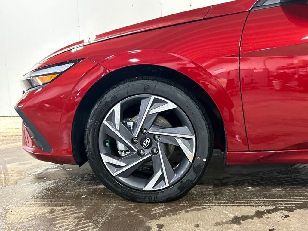 Used 2025 Red Hyundai SEL Sport image 17