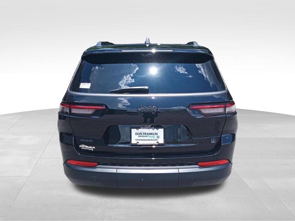 New 2026 Diamond Black Crystal Pearl-Coat Exterior Paint Jeep  image 4